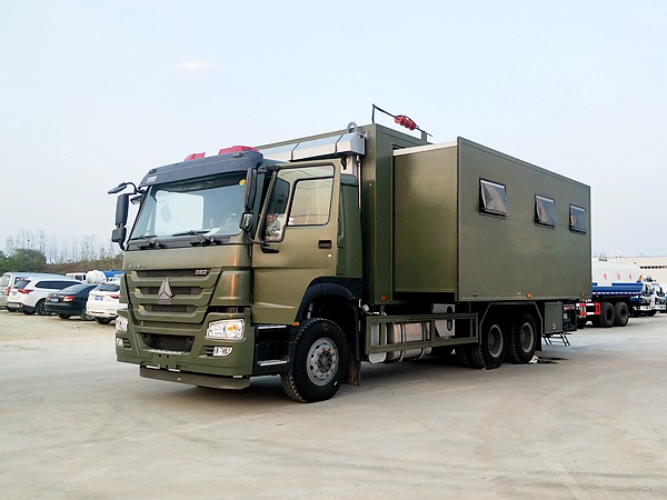 重汽豪沃后雙橋野戰(zhàn)宿營(yíng)車（8-24人）